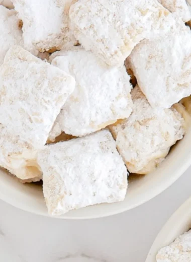 Delicious Banana Cream Pie Muddy Buddies in a bowl