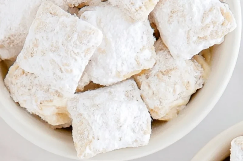 Delicious Banana Cream Pie Muddy Buddies in a bowl