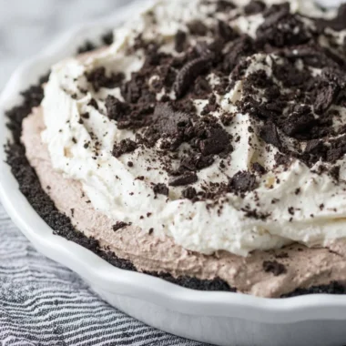Delicious Oreo Pudding Pie with crushed Oreos and creamy filling