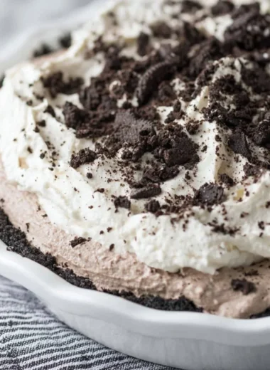 Delicious Oreo Pudding Pie with crushed Oreos and creamy filling