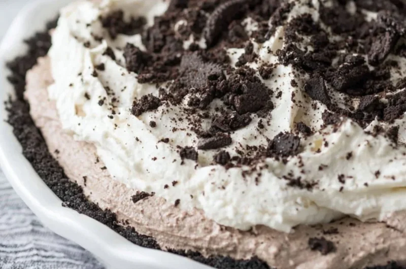 Delicious Oreo Pudding Pie with crushed Oreos and creamy filling