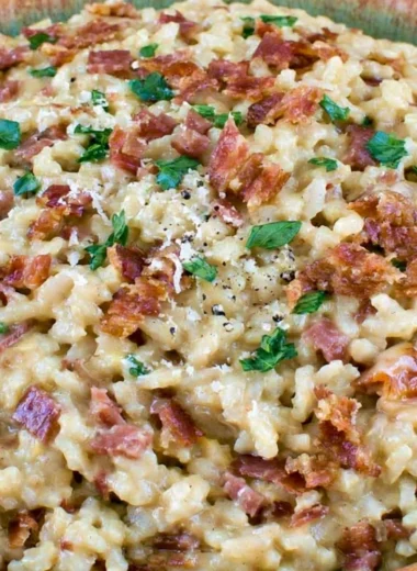 Creamy Carbonara Risotto garnished with bacon and parsley in a plate