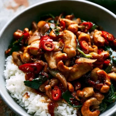 Delicious Thai Cashew Chicken Stir Fry with cashews and colorful vegetables