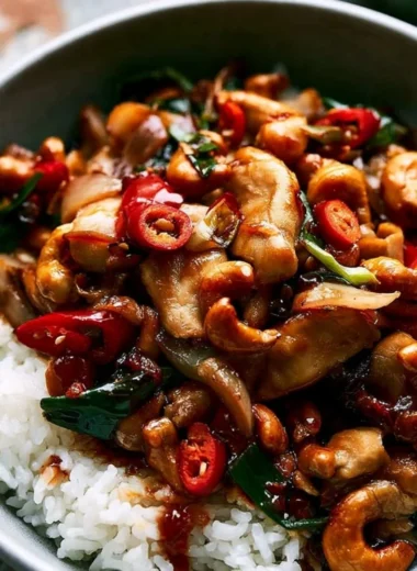 Delicious Thai Cashew Chicken Stir Fry with cashews and colorful vegetables