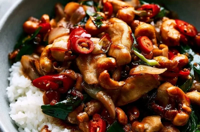 Delicious Thai Cashew Chicken Stir Fry with cashews and colorful vegetables