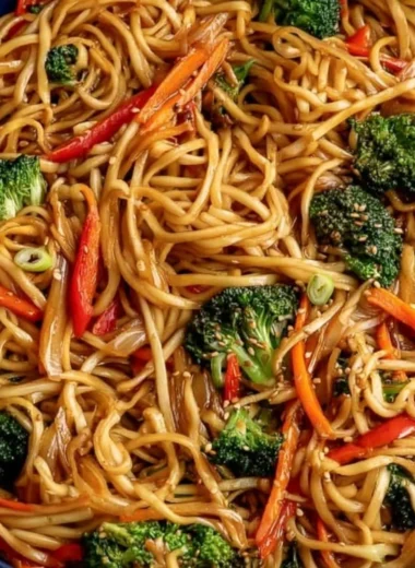 Delicious bowl of Vegetable Lo Mein with colorful vegetables and noodles